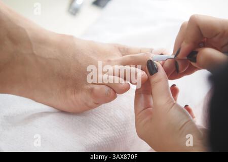Professionelle Pediküre-Behandlung für schöne Füße und Zehennägel Stockfoto