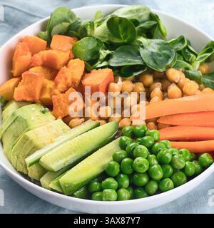 Gesunde vegane vegetarische Schüssel mit Gemüse. Buddha-Schüssel. Saubere gesunde Entgiftung Essen. Draufsicht. Stockfoto