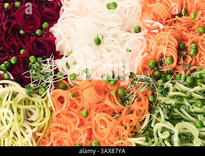 Verschiedene Gemüsenudeln. Vegane Diät-Lebensmittel-Hintergrund. Draufsicht. Stockfoto