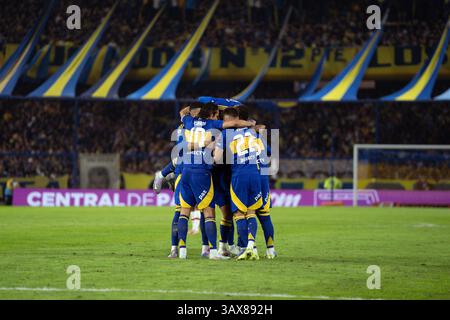 Buenos Aires, Argentinien. April 2025. Spieler der Boca Juniors, die während eines Fußballspiels zwischen den Boca Juniors und den Estudiantes de La Plata im Boca Juniors Stadion feierten. Club Atletico Boca Juniors 2 - 0 Estudiantes de La Plata (Foto: Santi Garcia Diaz/SOPA Images/SIPA USA) Credit: SIPA USA/Alamy Live News Stockfoto