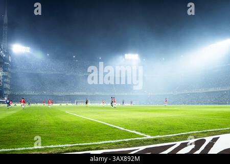 Buenos Aires, Argentinien. April 2025. Allgemeine Ansicht des Boca Juniors Stadions bei voller Kapazität während des Spiels zwischen Boca Juniors und Estudiantes de La Plata im Boca Juniors Stadion. Estudiantes de La Plata. Club Atletico Boca Juniors 2 - 0 Estudiantes de La Plata (Foto: Santi Garcia Diaz/SOPA Images/SIPA USA) Credit: SIPA USA/Alamy Live News Stockfoto
