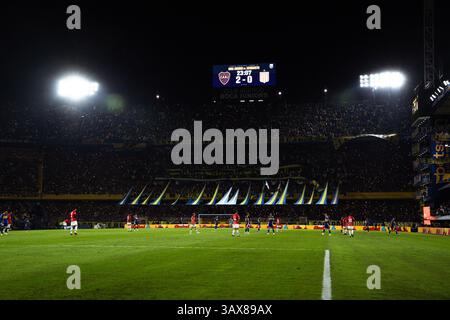 Buenos Aires, Argentinien. April 2025. Allgemeine Ansicht des Boca Juniors Stadions bei voller Kapazität während des Spiels zwischen Boca Juniors und Estudiantes de La Plata im Boca Juniors Stadion. Estudiantes de La Plata. Club Atletico Boca Juniors 2 - 0 Estudiantes de La Plata (Foto: Santi Garcia Diaz/SOPA Images/SIPA USA) Credit: SIPA USA/Alamy Live News Stockfoto