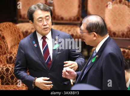 Tokio, Japan. April 2025. Der japanische Wirtschaftssicherheitsminister und der Sondergesandte des US-Präsidenten Donald Trump Ryosei Akazawa (L) unterhält sich mit Premierministe Shigeru Ishiba (R), bevor er am Montag, den 21. April 2025, die Sitzung des Haushaltsausschusses des Oberhauses beim Nationalen Parlament in Tokio beginnt. (Foto: Yoshio Tsunoda/AFLO) Credit: Aflo Co. Ltd./Alamy Live News Stockfoto