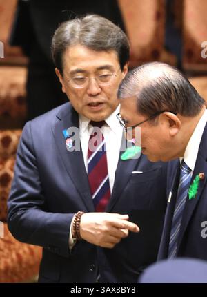 Tokio, Japan. April 2025. Der japanische Wirtschaftssicherheitsminister und der Sondergesandte des US-Präsidenten Donald Trump Ryosei Akazawa (L) unterhält sich mit Premierminister Shigeru Ishiba (R), bevor er am Montag, den 21. April 2025, die Sitzung des Haushaltsausschusses des Oberhauses beim Nationalen Parlament in Tokio beginnt. (Foto: Yoshio Tsunoda/AFLO) Credit: Aflo Co. Ltd./Alamy Live News Stockfoto