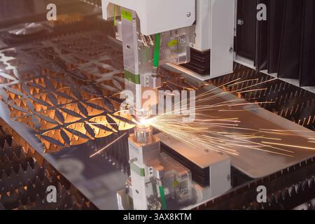 CNC-Lasermaschinen für die Metallbearbeitung. Industrie Stockfoto