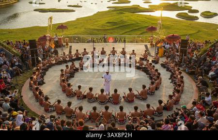 Jakarta, Indonesien. April 2025. Die Kecak Tanzaufführung im Cultural Stage Amphitheater anlässlich des 50-jährigen Jubiläums von Taman Mini Indonesia Indah (TMII) in Jakarta. (Kreditbild: © Andri Munazir/ZUMA Press Wire) NUR REDAKTIONELLE VERWENDUNG! Nicht für kommerzielle ZWECKE! Stockfoto