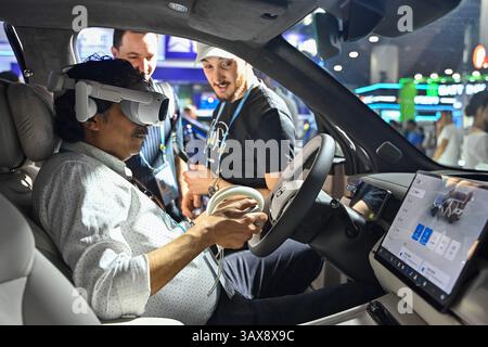 Guangzhou, China. 19. April 2025. Ein ausländischer Käufer nutzt VR-Headsets, um das intelligente Fahrersitzsystem eines neuen Energiefahrzeugs während der 137. Sitzung der China Import and Export Fair, die im Volksmund als Canton Fair bekannt ist, am 19. April 2025 im Canton Fair Complex in Guangzhou, Provinz Guangdong in China zu erleben. Die erste Phase der 137. Kantonsmesse endete am 19. April. Quelle: Chen Jimin/China News Service/Alamy Live News Stockfoto