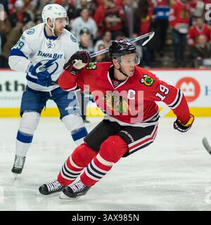 24. Januar 2017: Chicago, Illinois, USA – Blackhawk #19 Jonathan Toews und Lightning #89 Nikita Nesterov in Aktion während des National Hockey League Spiels zwischen den Chicago Blackhawks und den Tampa Bay Lightning im United Center in Chicago, IL. (Kreditbild: &Copy; Mike Wulf/CSM via ZUMA Wire) Stockfoto