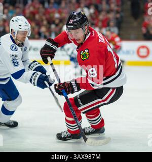 24. Januar 2017: Chicago, Illinois, USA – Blackhawk #19 Jonathan Toews und Lightning #6. Anton Stralman in Aktion während des National Hockey League Spiels zwischen den Chicago Blackhawks und den Tampa Bay Lightning im United Center in Chicago, IL. (Kreditbild: &Copy; Mike Wulf/CSM via ZUMA Wire) Stockfoto