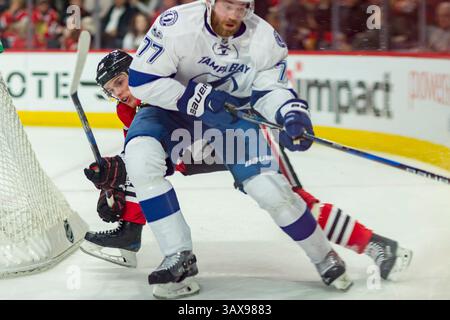 24. Januar 2017: Chicago, Illinois, USA - Blackhawk #19 Jonathan Toews jagt Lightning #77 Victor Hedman während des Spiels der National Hockey League zwischen den Chicago Blackhawks und den Tampa Bay Lightning im United Center in Chicago, IL. (Kreditbild: &Copy; Mike Wulf/CSM via ZUMA Wire) Stockfoto