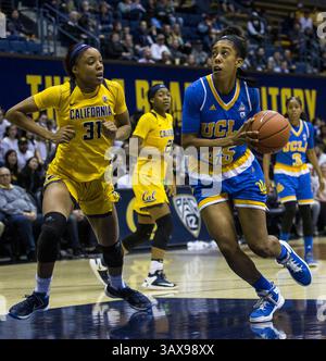 Februar 2017 - Berkeley, KALIFORNIEN, USA UCLA Stürmer Monique Billings (25) fährt während des NCAA Women's Basketball Spiels zwischen UCLA Bruins und den California Golden Bears 77-80 verloren im Hass Pavilion Berkeley Calif Thurman James/CSM(Credit Image: &Copy; Thurman James/CSM via ZUMA Wire) Stockfoto