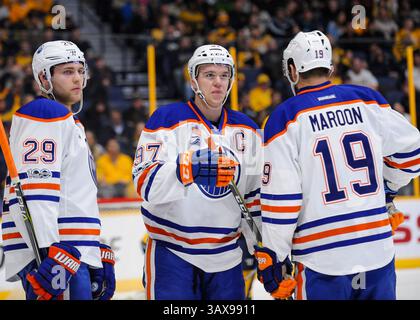 Am 2. Februar 2017 diskutieren Leon Draisaitl (29), Connor McDavid (97) und Patrick Maroon (19) das Spiel, das kurz vor einem Spiel zwischen den Edmonton Oilers und Nashville Predators in der Bridgestone Arena in Nashville Tennessee stattfinden soll. (Credit Image: &Copy; Steve Roberts/Cal Sport Media/CSM via ZUMA Wire) Stockfoto