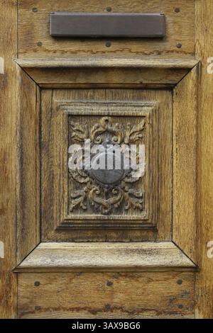Ornament an einer alten Holztür Stockfoto