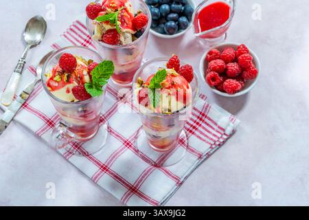 Knickerbocker Glory – Eisbecher mit frischem Obst Stockfoto