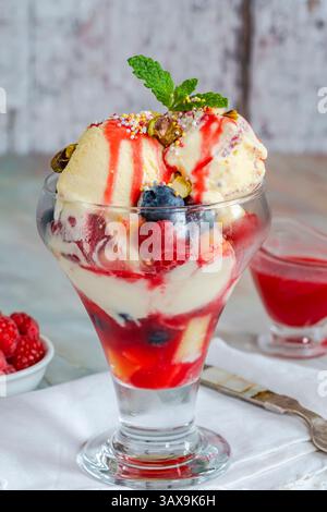 Knickerbocker Glory – Eisbecher mit frischem Obst Stockfoto