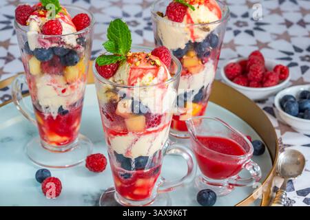 Knickerbocker Glory – Eisbecher mit frischem Obst Stockfoto