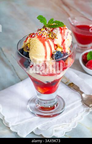 Knickerbocker Glory – Eisbecher mit frischem Obst Stockfoto