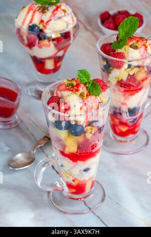 Knickerbocker Glory – Eisbecher mit frischem Obst Stockfoto