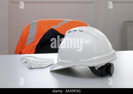 Schutzhelm und FFP-Atemschutzmaske Stockfoto