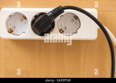 Mehrfachsteckdose mit Kindersicherung. Mehrfachsteckdose mit Sicherung für Kinder – Nahaufnahme, freier Textbereich Stockfoto