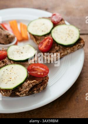 Brot mit hausgemachte Linsen, Nussbaum Pastete ausbreiten. Stockfoto