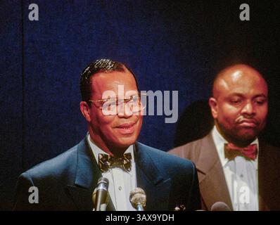 14. März 1996: Washington, District of Columbia, USA S - der Führer der Nation of Islam, Louis Farrakhan, beantwortet während einer Pressekonferenz Fragen von Reportern. (Kreditbild: © Mark Reinstein via ZUMA Wire) Stockfoto
