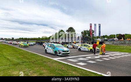 Ambiance pré Grille de Depart, Startaufstellung, 23 FINKELSTEIN Alex (FRA), GPA RACING, Clio Cup Series, Action während der 1. Runde der Clio Cup Series 2025, vom 19. Bis 22. April 2025 auf dem Circuit Paul Armagnac, in Nogaro, Frankreich - Foto Marc de Mattia/DPPI Credit: DPPI Media/Alamy Live News Stockfoto