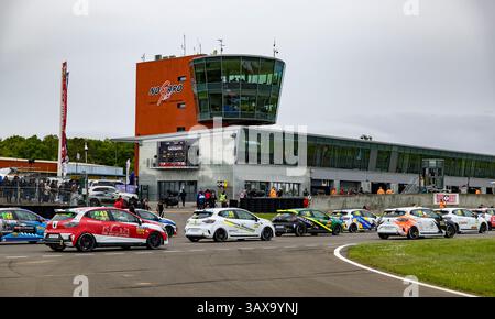 Ambiance pré Grille de Start, Startaufstellung, 43 PUCCETTI Damiano (ITA), RANGONI CORSE, Clio Cup Series, Action, 55 COLBURN Ben (GBR), WESTBOURNE MOTORSPORT, Clio Cup Series, Action, während der 1. Runde der Clio Cup Series 2025, vom 19. Bis 22. April 2025 auf dem Circuit Paul Armagnac, in Nogaro, Frankreich - Foto Marc de Mattia/DPPI Live News Stockfoto