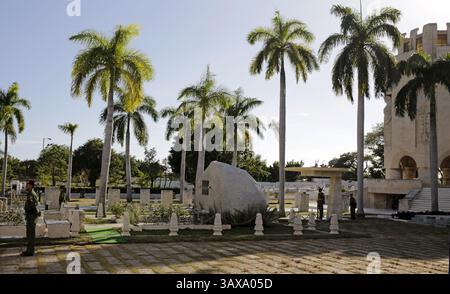 4. Dezember 2016 – Santiago, JUNGTIER – das Grab von Fidel Castro auf dem Cemeterio Santa Ifigenia in Santiago de Cuba am 4. Dezember 2016. (Bild: © Al Diaz/TNS via ZUMA Wire) Stockfoto