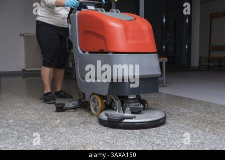 Reinigungspersonal in Aktion mit großem Reinigungssystem - Nahaufnahme Stockfoto