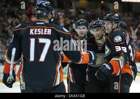 7. Dezember 2016: Ryan Kesler #17 bekommt ein Lächeln und Gratulation nach seinem Tor von Anaheim Ducks Rechtsflügel Jakob Silfverberg #33, Anaheim Ducks Verteidiger Sami Vatanen #45 und Anaheim Ducks Linksflügel Andrew Cogliano #7 im Spiel zwischen den Carolina Hurricanes und Anaheim Ducks, Honda Center in Anaheim, CA. Peter Joneleit /Cal Sport/Media; Stockfoto