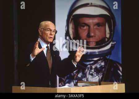 8. Dezember 2016 - (Dateifoto) John Glenn, der erste Amerikaner, der die Erde umkreist und ehemaliger US-Senator und Kriegsheld, ist gestorben. Er war 95. IM BILD: 16. Januar 1998 – Washington, District of Columbia, USA – US-Senator und Astronaut JOHN GLENN kündigt an, dass er mit 76 Jahren mit dem Space Shuttle am 16. Januar 1998 in das NASA-Hauptquartier zurückkehren wird. (Bild: © Richard Ellis/ZUMAPRESS.com) Stockfoto