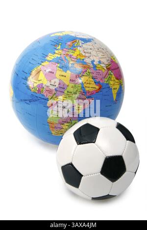 Spielzeugfußball und Globus – auf weißem Hintergrund geschnitten Stockfoto