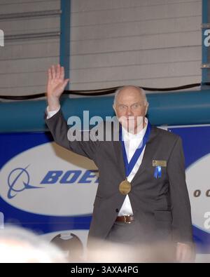 5. Mai 2007: Cape Canaveral, Florida, Vereinigte Staaten von Amerika, bei der Einführungszeremonie der Astronaut Hall of Fame würdigt der ehemalige Astronaut John Glenn seine Mitgliedschaft in der Hall of Fame. Diese Herren haben sich amerikanischen Weltraumhelden wie Neil Armstrong, Glenn, Alan Shepard und Sally Ride angeschlossen. Die Zeremonie fand am 5. Mai 2007 im Apollo/Saturn V Center des Kennedy Space Centers statt. . Obligatorischer Credit: Kim Shiflett/NASA über CNP (Credit Image: © Kim Shiflett/CNP via ZUMA Wire) Stockfoto
