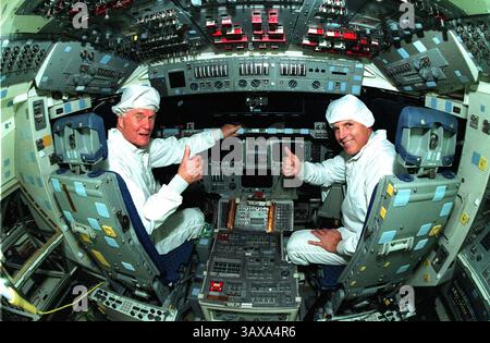22. Februar 2011: Cape Canaveral, Florida, Vereinigte Staaten von Amerika - US-Senator John H. Glenn, Jr. (Demokrat von Ohio), besucht am 21. Januar 1998 das Flugdeck im Orbiter Columbia mit dem Astronauten Stephen Oswald in der Orbiter Processing Facility 3 im Kennedy Space Center. Senator Glenn kam am 20. Januar bei KSC an, um die Betriebsbereiche der KSC zu besichtigen und den Start der STS-89 im Laufe dieser Woche zu sehen. Glenn, der 1962 als erster Amerikaner Geschichte schrieb, der die Erde umkreist und drei Umlaufbahnen in einem fünfstündigen Flug an Bord von Friendship 7 absolvierte, wird seine zweite Raumfahrt fliegen Stockfoto