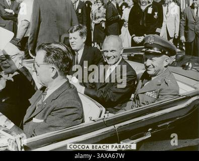 8. Dezember 2016 - (Dateifoto) John Glenn, der erste Amerikaner, der die Erde umkreist und ehemaliger US-Senator und Kriegsheld, ist gestorben. Er war 95. BILD: 1962 - Homecoming Parade für John Glenn Präsident John F. Kennedy, Astronaut John Glenn und General Leighton I. Davis fahren zusammen während einer Parade in Cocoa Beach, Florida, nach Glenns historischem ersten US-Weltraumkampf (Credit Image: © NASA) Stockfoto