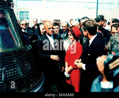 8. Dezember 2016 - (Dateifoto) John Glenn, der erste Amerikaner, der die Erde umkreist und ehemaliger US-Senator und Kriegsheld, ist gestorben. Er war 95. ABBILDUNG: 23. Februar 1962 – John Glenn beschreibt seine Freundschaft 7 Mercury Spacecraf (Foto: © NASA/ZUMAPRESS.com) Stockfoto