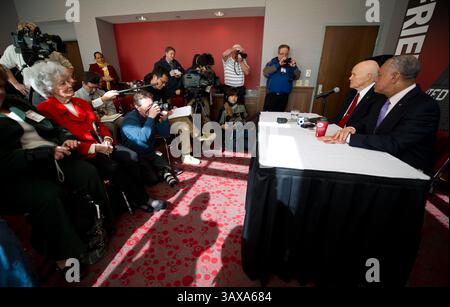 8. Dezember 2016 - (Dateifoto) John Glenn, der erste Amerikaner, der die Erde umkreist und ehemaliger US-Senator und Kriegsheld, ist gestorben. Er war 95. IM BILD: NASA-Administrator Charles Bolden, rechts sitzend, und Senator John Glenn sprechen während eines Briefings an der Ohio State University Fragen aus der Presse an, während John Glenns Frau Annie Glenn, in rot sitzend, am Montag, den 20. Februar 2012, schaut. in Columbus, Ohio. Heute jährt sich Glenns historischer Flug zum 50. Jahrestag. Glenn war der erste Amerikaner, der die Erde umkreiste. (Kreditbild: © Bill Ingalls/NASA/ZUMAPRESS.com) Stockfoto