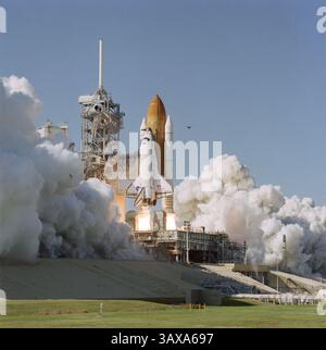 8. Dezember 2016 - (Dateifoto) John Glenn, der erste Amerikaner, der die Erde umkreist und ehemaliger US-Senator und Kriegsheld, ist gestorben. Er war 95. 36 Jahre nach seinem historischen Mercury-Flug kehrte US-Senator John Glenn am 29. Oktober 1998 in den Weltraum zurück. (Kreditbild: © NASA/ZUMAPRESS.com) Stockfoto