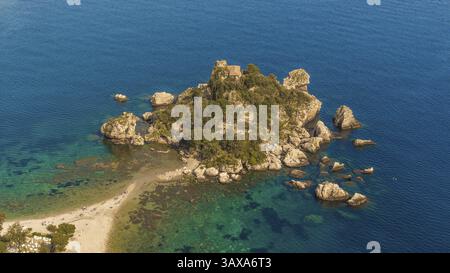 Aus der Vogelperspektive der Insel Isola Bella und des Strandes auf dem blauen Meer in Taormina - Sizilien Stockfoto