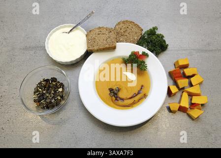 Kürbissuppe mit Kürbiskernen und Kürbiskernöl Stockfoto