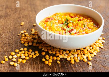 Gelbe Erbsen mit würzigem Temperieren Stockfoto