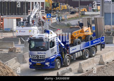Luxemburg-Stadt - Ansicht auf einem 8X4-Lkw Mercedes-Benz Arocs 4153 mit Palfinger-Ladekran für die Lieferung eines Dumper auf einer Baustelle. Stockfoto