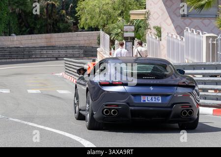 Monte Carlo, Monaco - Blick auf einen blauen Ferrari Roma, der auf der Straße in der Fairmont Haarnadelkurve fährt. Stockfoto