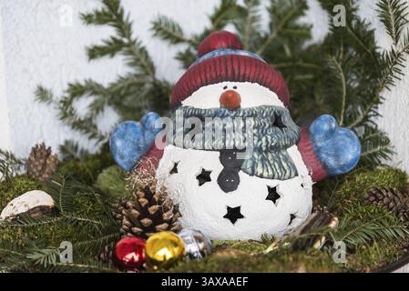 Bunt bemalter Schneemann als Außendekoration zur Beleuchtung - Weihnachten Stockfoto