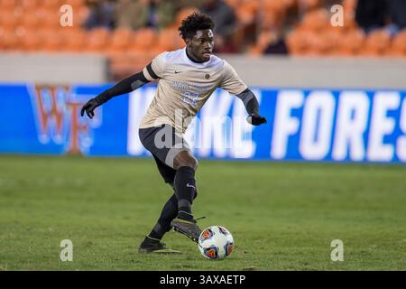 9. Dezember 2016: Wake Forest Mittelfeldspieler EMA Twumasi (22) kontrolliert den Ball während der 1. Hälfte eines NCAA-Halbfinales zwischen den Wake Forest Demon Deacons und den Denver Pioneers im BBVA Compass Stadium in Houston, Texas. ..Trask Smith/CSM(Credit Image: &Copy; Trask Smith/CSM via ZUMA Wire) Stockfoto