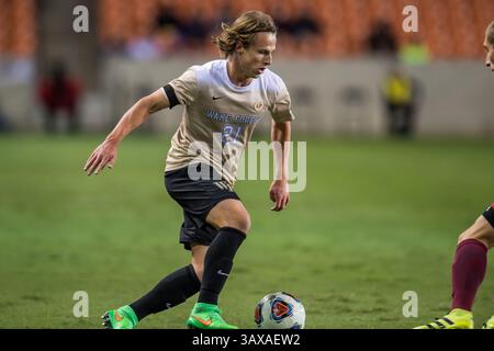 9. Dezember 2016: Wake Forest Mittelfeldspieler Hayden Partain (21) kontrolliert den Ball während der 1. Hälfte eines NCAA-Halbfinales zwischen den Wake Forest Demon Deacons und den Denver Pioneers im BBVA Compass Stadium in Houston, Texas. Wake Forest gewann 2-1, um ins Finale zu gelangen...Trask Smith/CSM(Credit Image: &Copy; Trask Smith/CSM via ZUMA Wire) Stockfoto