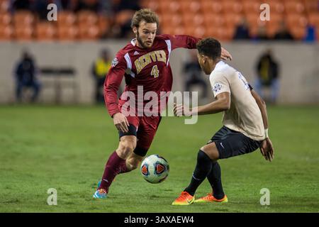 9. Dezember 2016: Denver Defender Reagan Dunk (4) führt den Ball in der 2. Hälfte eines NCAA-Halbfinales zwischen den Wake Forest Demon Deacons und den Denver Pioneers im BBVA Compass Stadium in Houston, Texas. Wake Forest gewann 2-1, um ins Finale zu gelangen...Trask Smith/CSM(Credit Image: &Copy; Trask Smith/CSM via ZUMA Wire) Stockfoto