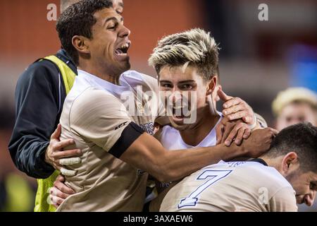 9. Dezember 2016: Wake Forest Mittelfeldspieler Ian Harkes (16) feiert mit seinen Teamkollegen, nachdem er während der 2. Überstunden eines NCAA-Halbfinalspiels zwischen den Wake Forest Demon Deacons und den Denver Pioneers im BBVA Compass Stadium in Houston, Texas, das Siegtor erzielte. Wake Forest gewann 2-1, um ins Finale zu gelangen...Trask Smith/CSM(Credit Image: &Copy; Trask Smith/CSM via ZUMA Wire) Stockfoto
