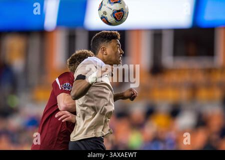 9. Dezember 2016: Wake Forest Defender Logan Gdula (17) führt den Ball in der 2. Hälfte eines NCAA-Halbfinales zwischen den Wake Forest Demon Deacons und den Denver Pioneers im BBVA Compass Stadium in Houston, Texas. Wake Forest gewann 2-1, um ins Finale zu gelangen...Trask Smith/CSM(Credit Image: &Copy; Trask Smith/CSM via ZUMA Wire) Stockfoto